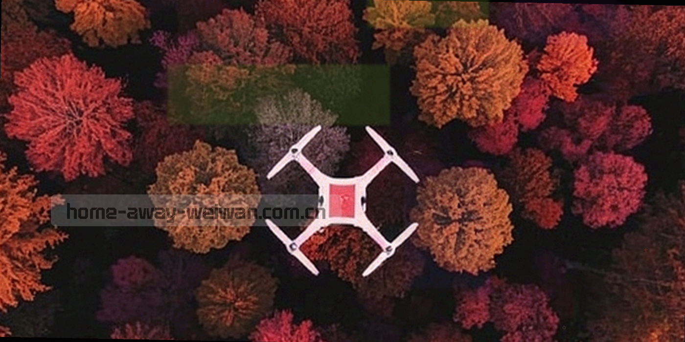 丹霞岩层前的城市球场远景，黄昏光线下的横向宽幅画面